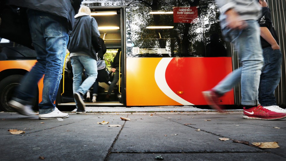 Alla har inte råd med smartphone, många saknar förtroende för säkerheten med digitala betalningssystem och av olika anledningar har inte alla förmåga att hantera tekniken, menar insändarskribenten. 