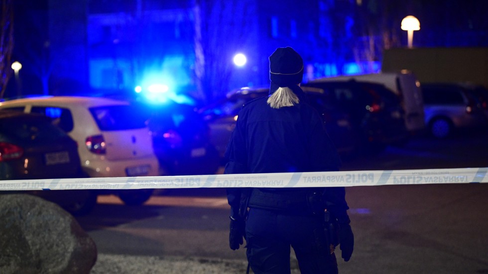 Polisen på plats efter en skottlossning på Västra Hindbyvägen i Malmö den 22 mars.