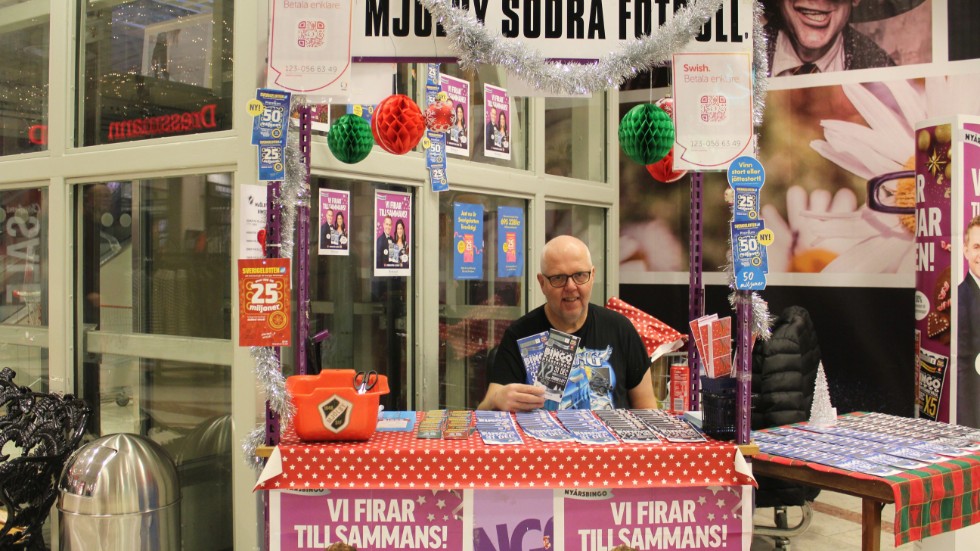 Lottförsäljning till förmån för idrottsförening. Men föreningslivets ofarliga lotter behöver fler försäljningsvägar än denna, och mot en av dessa planeras nu ett politiskt krokben.
Nätkasinobolagen, som inte sällan driver människor i fattigdom, kan däremot fortsätta att njuta av sina goda villkor. 