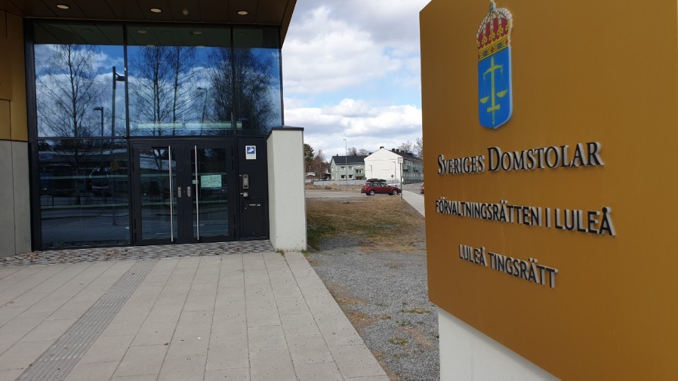 Den enda kopplingen som framkommit mellan den misstänkte gärningsmannen och restaurangägaren är en gemensam vän. "Men vi har inget otalt med varandra", uppgav restaurangägaren vid rättegången i Luleå tingsrätt.