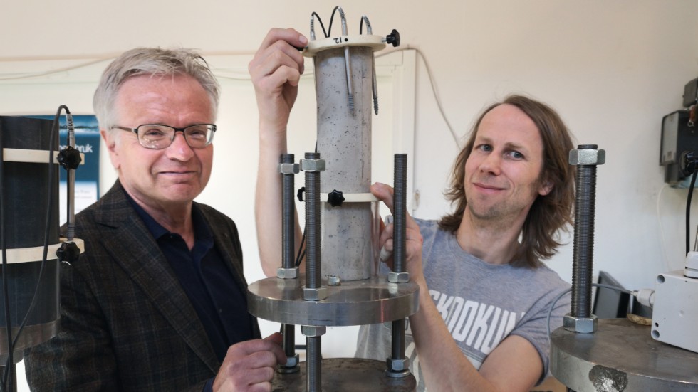 Vid Luleå tekniska universitet bedriver  Mats Emborg, professor i byggmaterial och forskningschef på företaget Betongindustri, forskning för att ta fram hållfasta betongrecept och att utveckla processer som ger lägre koldioxidutsläpp. Här tillsammans med Mats Pettersson, forskningsingenjör.
