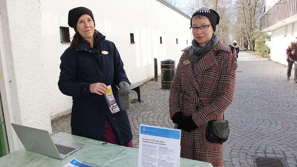 Anna Mattsson och Towe Silwerhorn-Öfjäll fanns på plats utanför huvudbiblioteket vid Joar Blå  för att bland annat berätta om erbjudandet om bokkassar till låntagare 70+.
