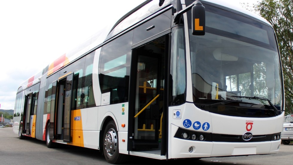 För sex miljoner kronor får du en 16,5 meter lång ledbuss med en räckvidd på 20-25 mil per laddning.