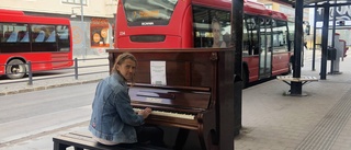 TV: Mystiskt piano i centrum – hör spontana hyllningen