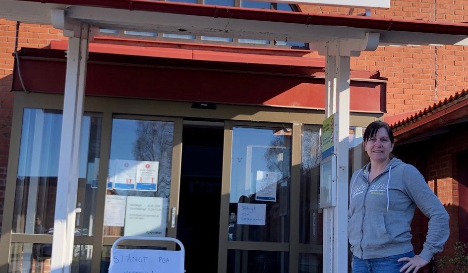 Sjuksköterskan Jenny Fröberg fick under tisdagen informera besökare om att vårdcentralen håller stängt.