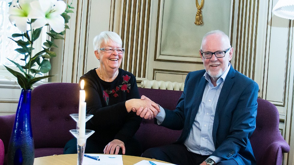 Barbro Leijonmarck Lindberg, ordförande i Brottsofferjouren Västra Östergötland och Motalas kommunalråd Kenneth Söderman (L) har förnyat avtalet om samarbetet mellan jouren och kommunen.