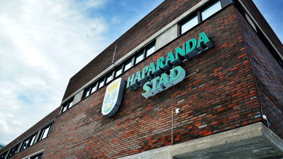 HR-chefen fick av kommunstyrelsens arbetsutskott även i uppdrag att föra dialog med Randstad gällande kravspecifikation.