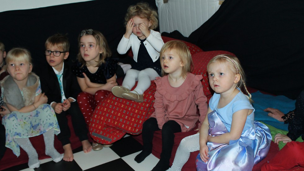 Nellie, Vilmer, Lovis, Michelle, Liv och Klara lyssnar på en berättelse om Alfred Nobel.