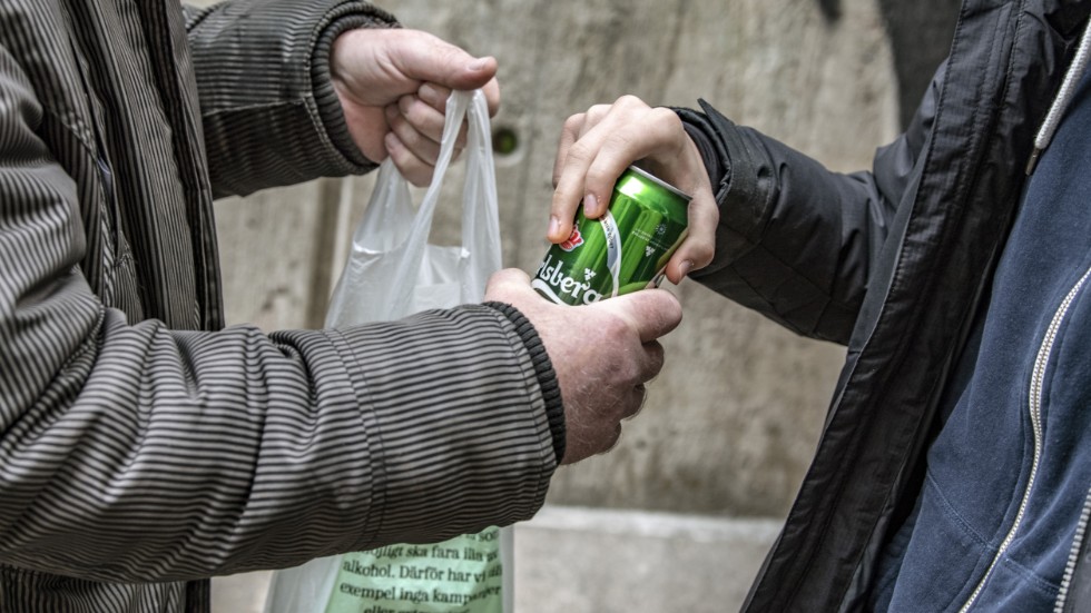Att köpa ut alkohol till den som är under 20 år är inte tillåtet.