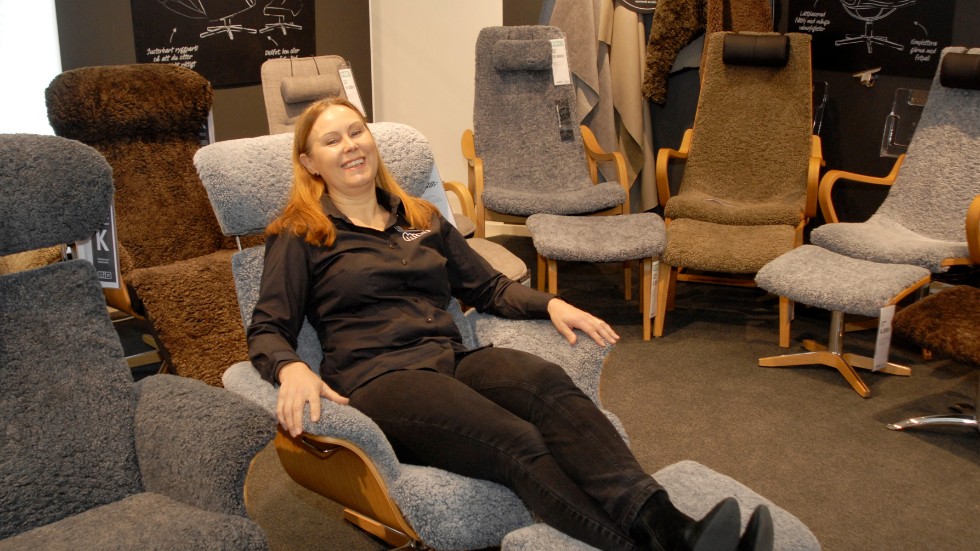 En lugn dag på jobbet? Helen Söderling som är butikschef på Mio i Enköping kopplar av i en helt trendriktig fåtölj med klädseln i naturmaterial  – äkta fårull.