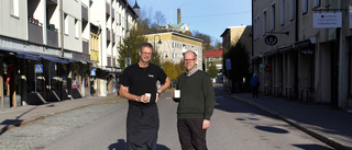 De håller koll åt varandra längs gatan 