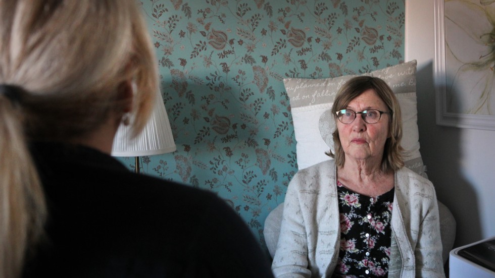 Marianne Nilsson från Brottsofferjouren på Gotland pratar med Hanna, som vi kallar henne i den här artikeln, om hur de kan gå vidare med ärendet nu.