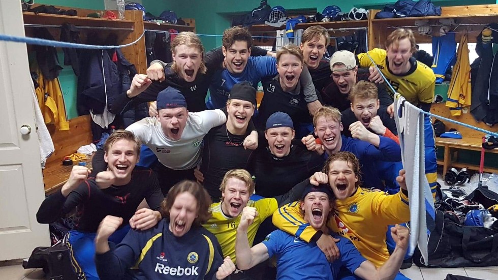 Svenskt jubel efter semifinalsegern mot Finland med 1-0. Det gav en plats i final mot Ryssland på Stadio Trud i Arkhangelsk. Men inför 6 200 personer vann där Rysslland med 7-1.