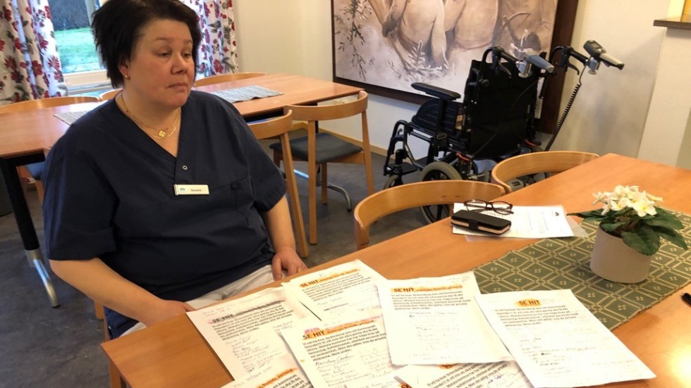 Susanne Litche samlar in de proteslistor som fylls efter beskedet att Strömsborg ska upphandlas.