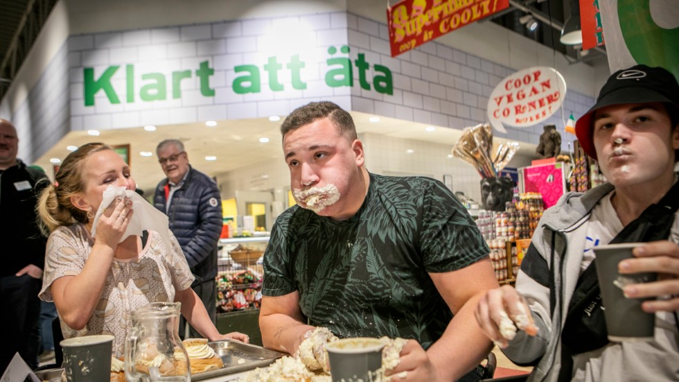 Zacharias Jebali (i mitten) åt 7,5 semlor på fem minuter, och blev med det vinnare i semmelätartävlingen. 