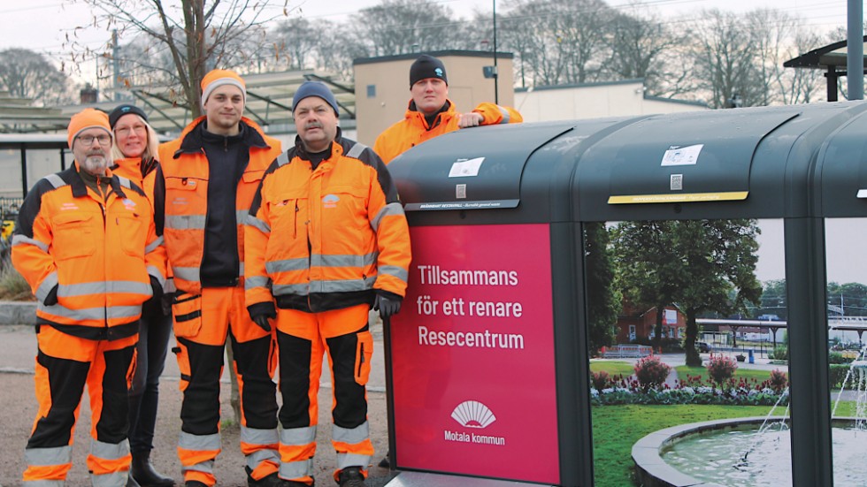 Jimmy Mireskog, Martina Hornwall, Jimmy Anneflod, Kent Johansson och Mikael Axelsson framför de nya sorteringskärlen vid Motala station.