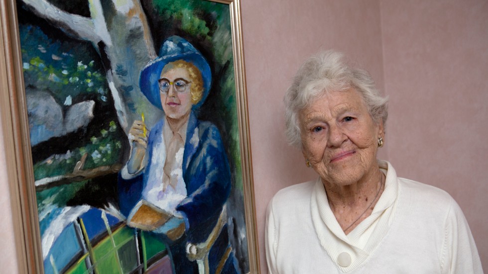 Hervor Leckström har målat sin mamma Anna Theresia Christoffersson när hon sitter på gården utanför sitt hem på Folkungagatan i Linköping.
