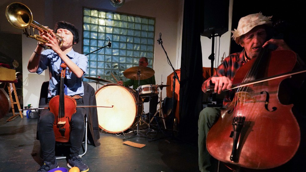 Med Klub Demboh från Berlin blir det improviserad musik och drastiska konsekvenser.