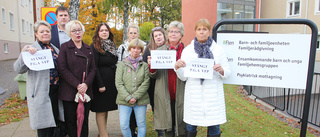 Politiker manifesterade mot stängning