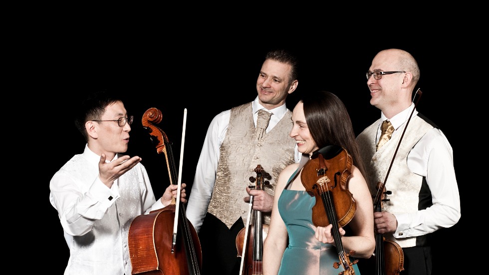 Weberkvartetten bestående av Bekhbat Tsagaanchuluun, cello, Patrik Eriksson, viola, Ellinor Weber, violin II, Ronnie Weber, violin I, bjuder på en spännande, musikalisk världsomsegling i Tingshuset på måndag.