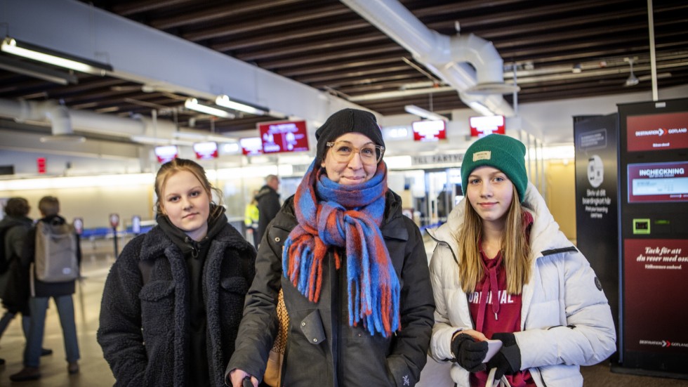 Anna Vestergren och Signe och Selma Pålsson kände sig trygga när de klev på eftermiddagens färja.