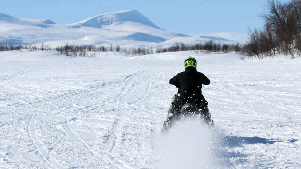 Triple X adventures i Arvidsjaur kompletterar sin snöskoterflotta med elektriska skotrar. 
