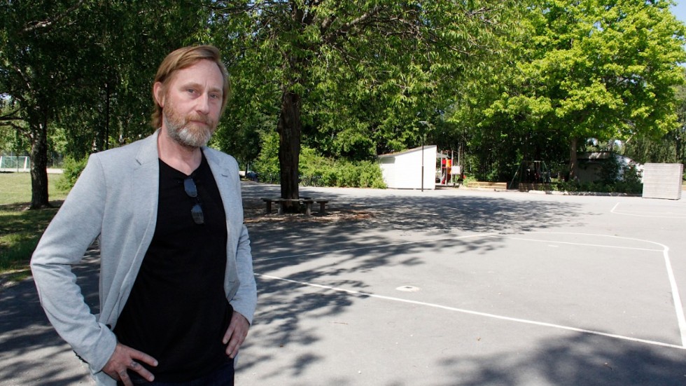 Munksundsskolans basketstolpar har tagits bort. Respektlöst mot barnen att ta bort en uppskattad aktivitet utan att det tagits fram alternativ är fyrabarnsofadern Fredrik Ståhls åsikt.