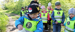 Här städar barnen upp efter dem som skräpat ned