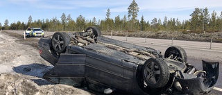 Försökte köra ifrån polisen – voltade i diket