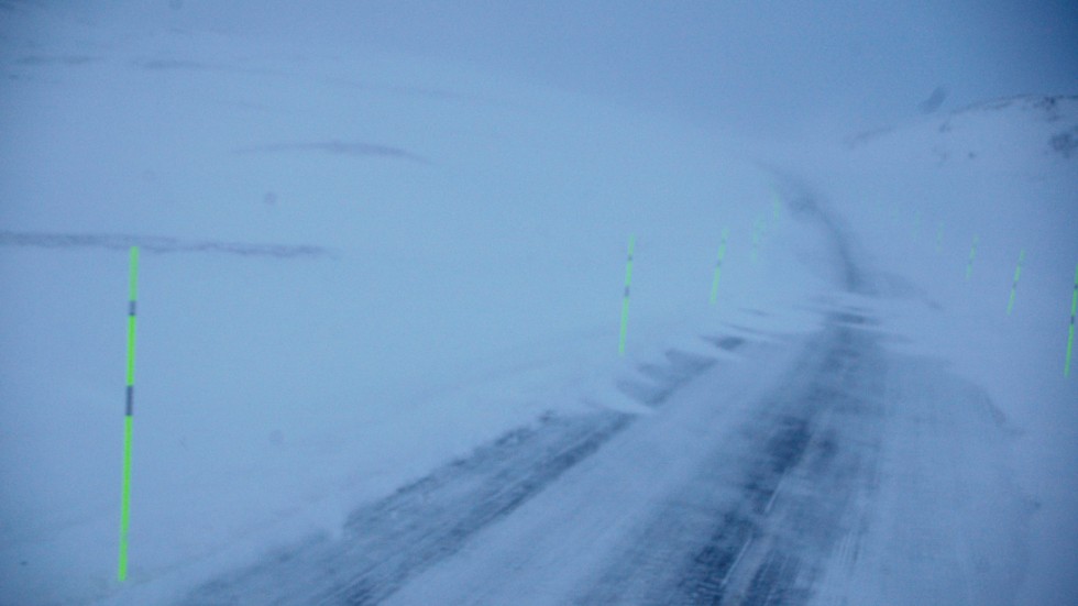 Det blåser och snöar efter E10 nordväst om Kiruna.