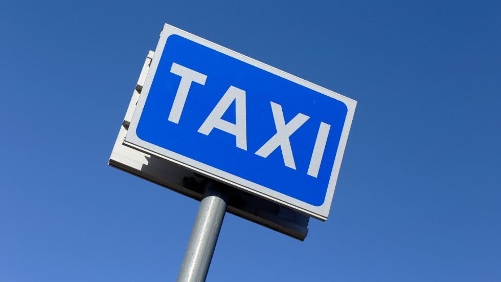 Patienten hänvisades till taxi istället för ambulans.