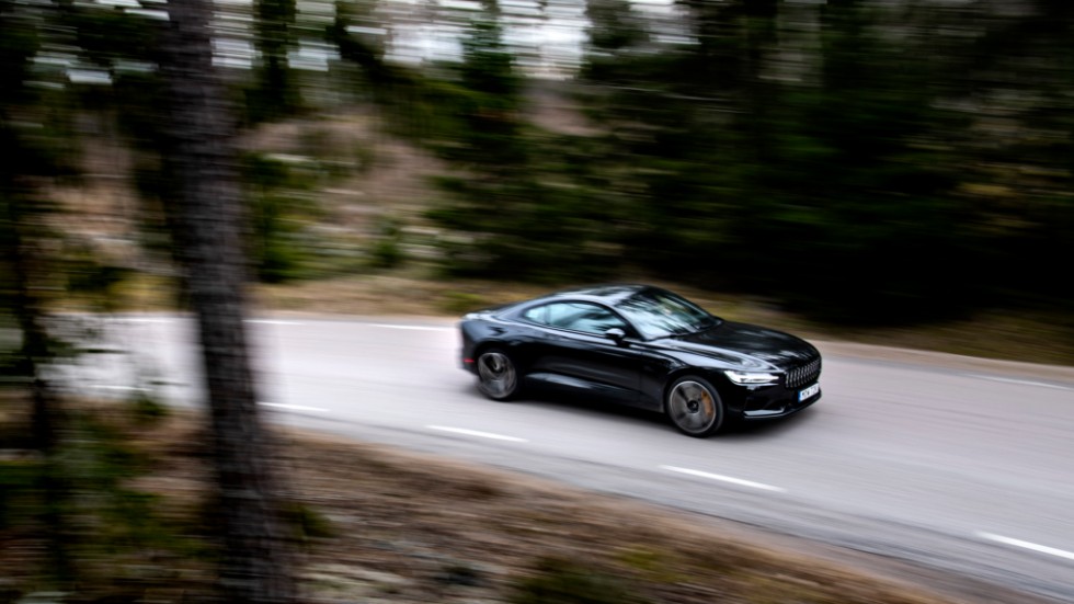 Låg, bred och tung – hela 2|350 kilo väger Polestar 1. Det känns när det går undan på småvägar och vid hårda inbromsningar. Men bilens chassi och bromsar är samtidigt väldimensionerade.