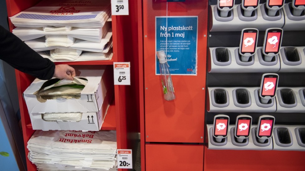 Den nya skatten på plastpåsar är bara ett sätt att försöka förstärka statskassan, anser skribenten.