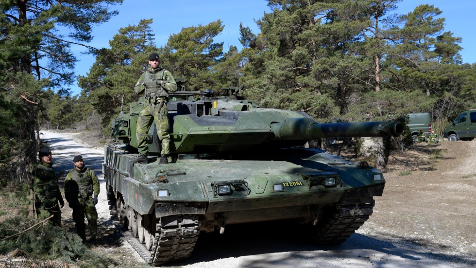 Soldater vid en stridsvagn 122 på Tofta skjutfält.