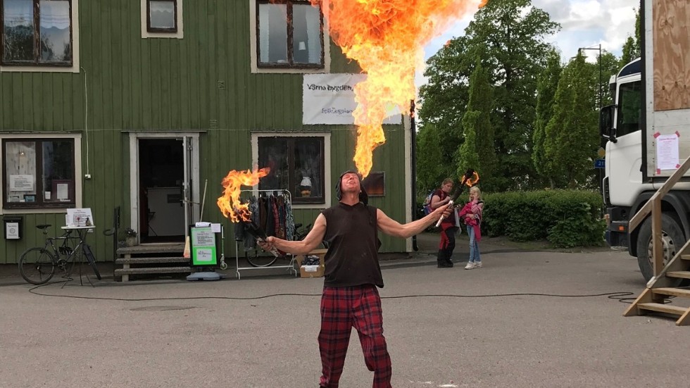 Gycklaren Curry sprutade eld under förra årets Tjällmo marknad.