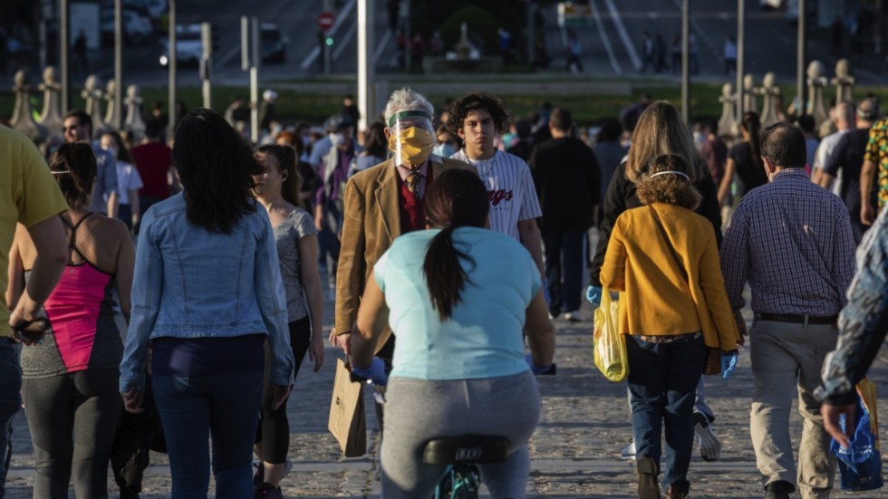 I Spaniens huvudstad Madrid passade folk på när det på lördagen blev tillåtet att ge sig ut och promenera och motionera igen.