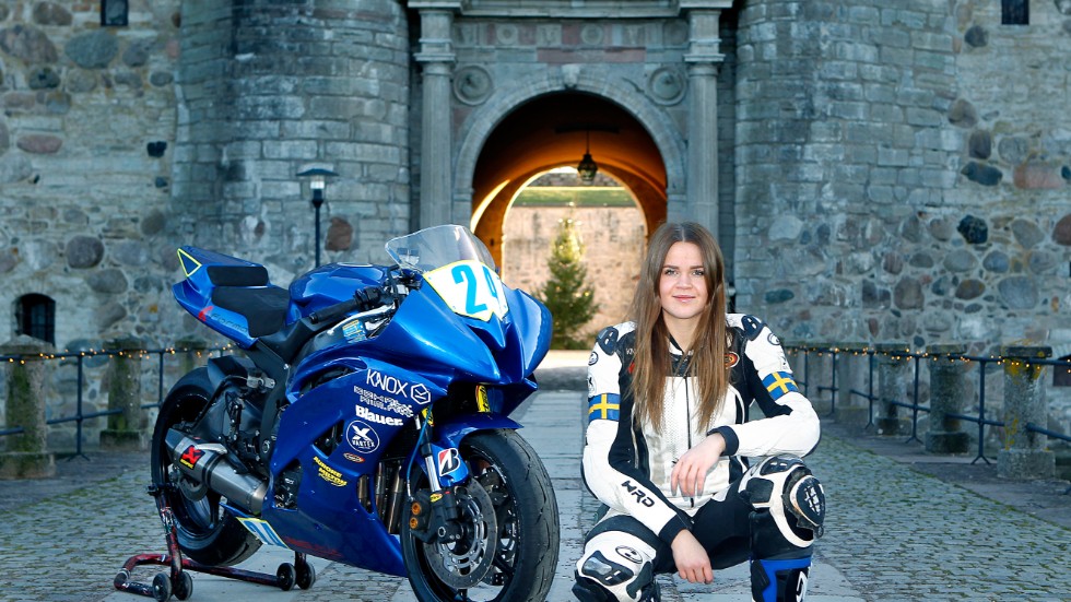 Den gamla Yamahan är såld och Aurore Milton lämnar superstock 600. På en nyinköpt Suzuki tänker hon nu kliva upp i superbikeklassen i roadracing.
