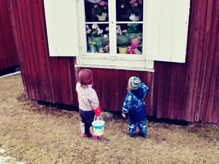 Vega  och Frank räknade nallebjörnar i kyrkstaden i Öjebyn undre påskaftonen.
