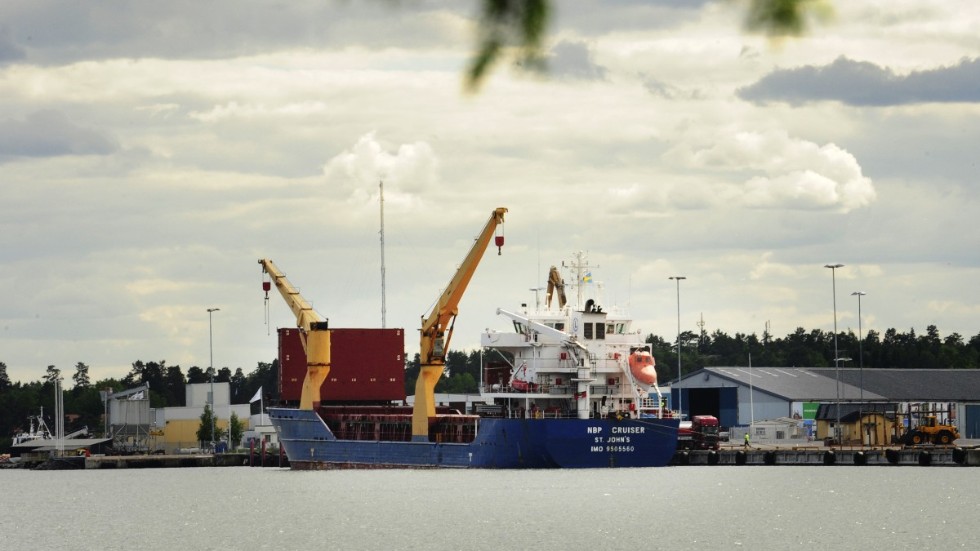 "Vill vi ha en levande hamn som kan hjälpa till att försörja vår region med ytterligare ett transportalternativ så måste vi bestämma oss för hur vi kan utveckla vår hamn", skriver debattören.