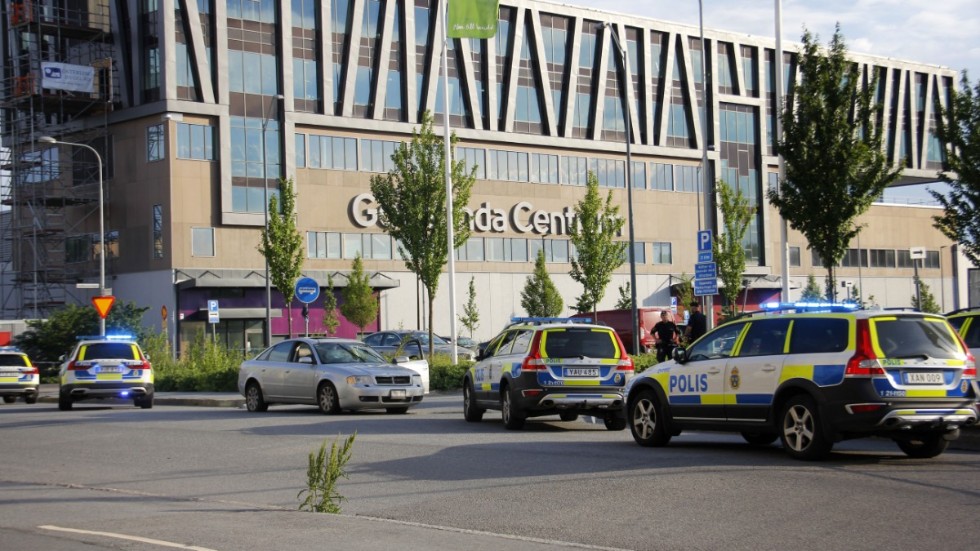 En man misstänks för mordförsöket vid Gottsunda centrum i somras. 