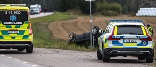 Bil voltade ut på åker – en till sjukhus