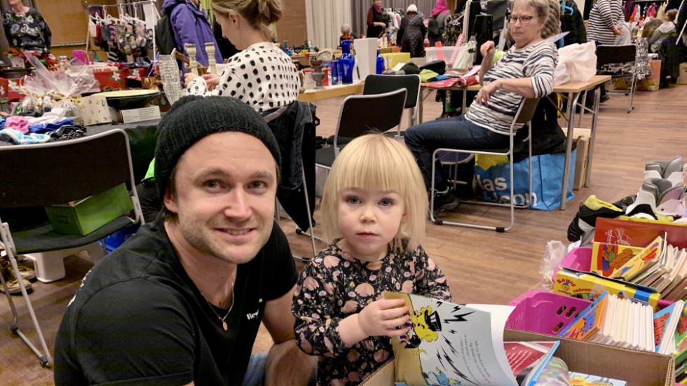 Lilla Saga Bergner Åhlund var förtjust i böckerna. Pappa Simon Åhlund hittade julklappar.