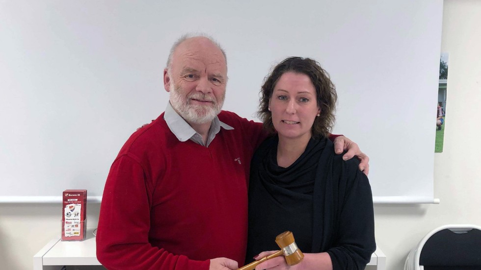 Hedersordföranden Kjell Augustsson överlämnade klubban till Borens IK:s nya ordförande Åsa Carlsson som tidigare både spelat i Borens A-lag och varit med i styrelsen.