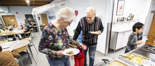 Generationsmöte när seniorer äter skollunch