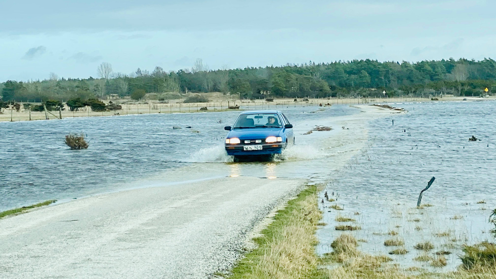 Oceanografen Sandra Fyrstedt berättar att vattenståndet har varit högt under de senaste två månaderna. Detta delvis på grund av lågtryck som resulterar i blåsigt väder. 