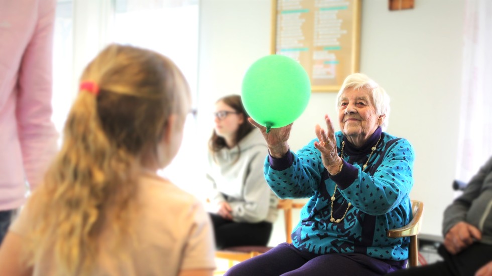 Lisa Jakobsson tar emot en ballong från Majken Nyman.
