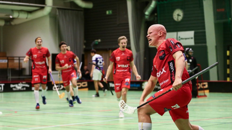 Segerjubel.Oskar Forsgren avgjorde med sitt 11-10 mål i sudden death när Wibax skrällvann borta mot Hagunda.