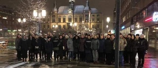 Här sjunger de på torget – mitt i natten