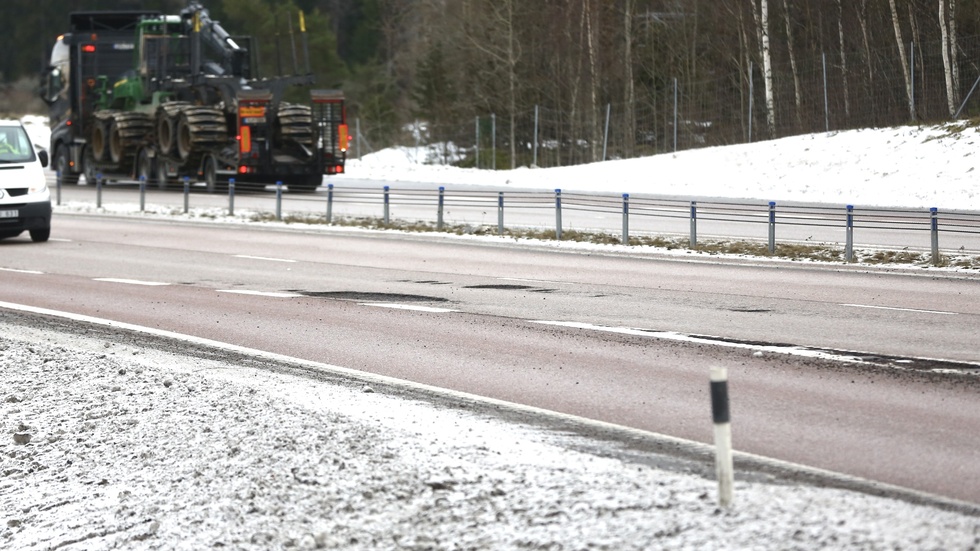 "Vi har uppenbarligen haft tidigare svängningar i vädret än normalt. Hålen brukar komma i mars, nu fick vi in anmälningar redan i januari. Potthål är ett mycket större problem i år än tidigare år", förklarar Katarina Wolffram, presskommunikatör på Trafikverket.