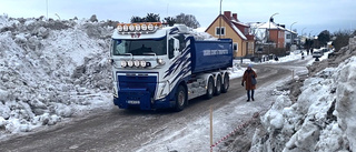 Snön måste bort i centrala Visby – begränsad framkomlighet i natt